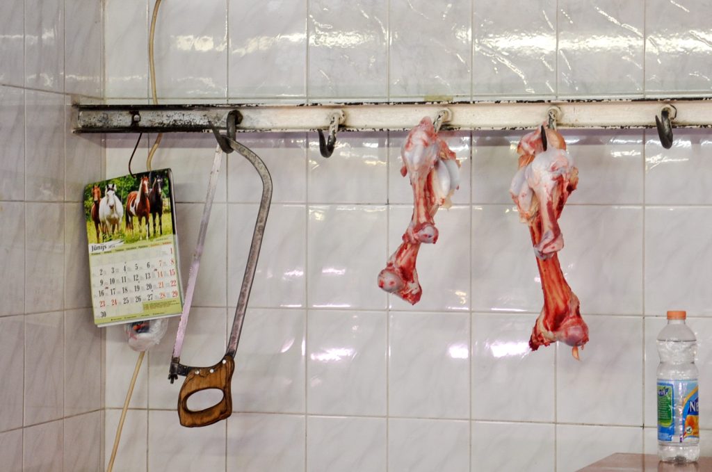 왜 식당메뉴개발을 고민하는가? 성공적인 메뉴가 매출과 브랜드를 좌우하는 이유 실제 고기납품 현장 사진